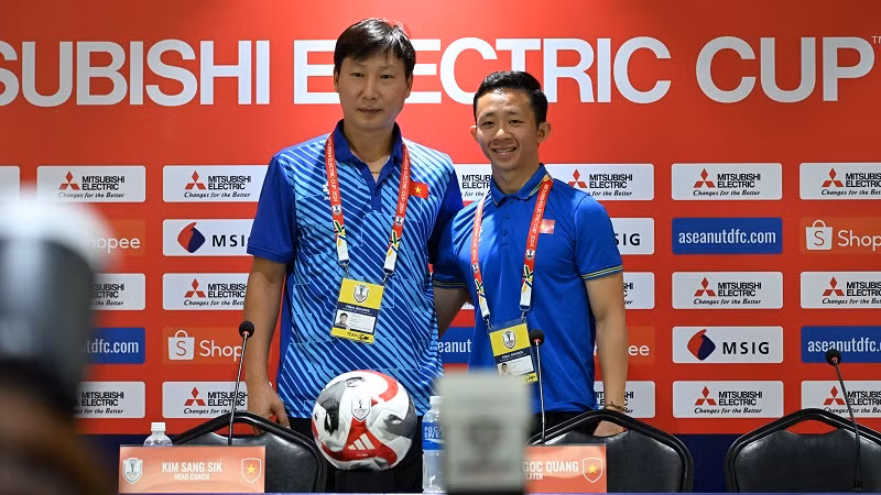 Huấn luyện viên Kim Sang-sik và tiền vệ Châu Ngọc Quang tại họp báo.