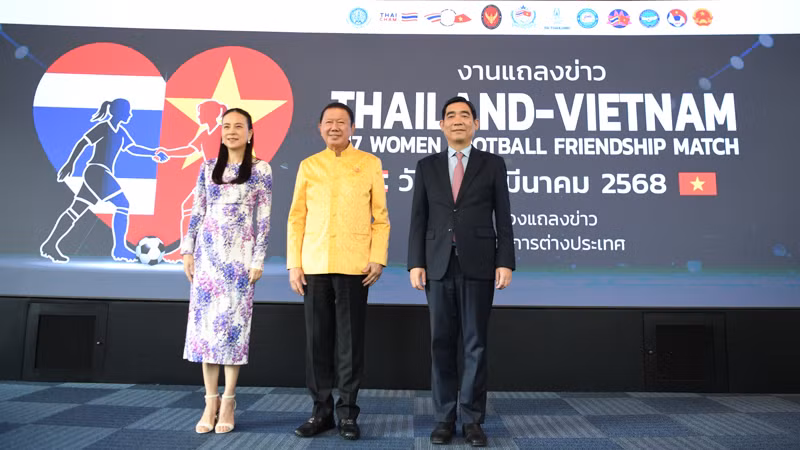 Đại sứ Việt Nam tại Thái Lan Phạm Việt Hùng (bìa phải), Chủ tịch Hội Hữu nghị Thái-Việt Sanan Angubolkul, Chủ tịch Liên đoàn Bóng đá Thái Lan Nualphan Lamsam (bìa trái) đồng chủ trì họp báo.