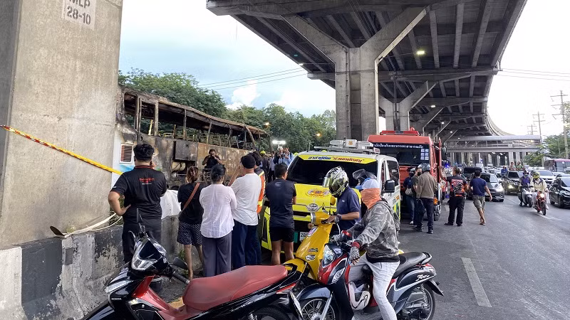 Ùn tắc giao thông kéo dài nhiều giờ đồng hồ sau khi xảy ra vụ tai nạn ở ngoại ô Bangkok. (Ảnh: ĐINH TRƯỜNG)