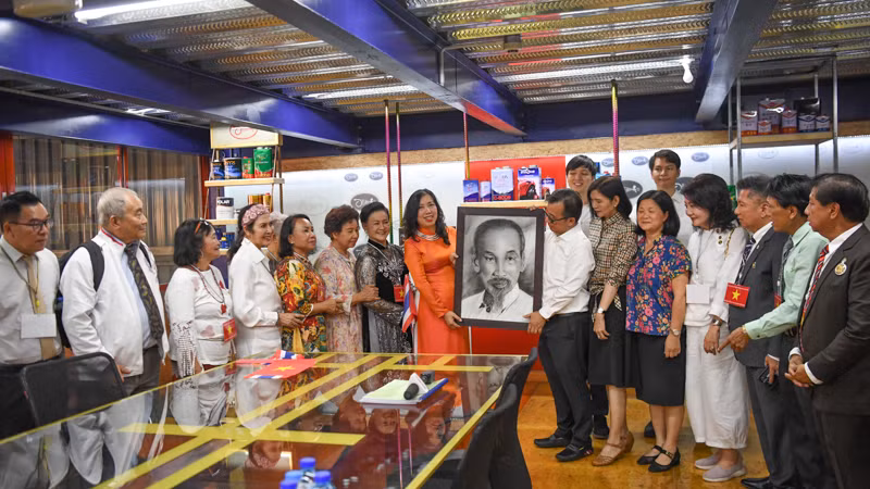 Ông Bùi Văn Sĩ, Giám đốc Công ty Plan Paint trao bức tranh chân dung Bác Hồ do ông tự vẽ tặng Thứ trưởng Lê Thị Thu Hằng. (Ảnh: XUÂN SƠN) Ông Bùi Văn Sĩ, Giám đốc Công ty Plan Paint trao bức tranh chân dung Bác Hồ do ông tự vẽ tặng Thứ trưởng Lê Thị Thu Hằng. (Ảnh: XUÂN SƠN)