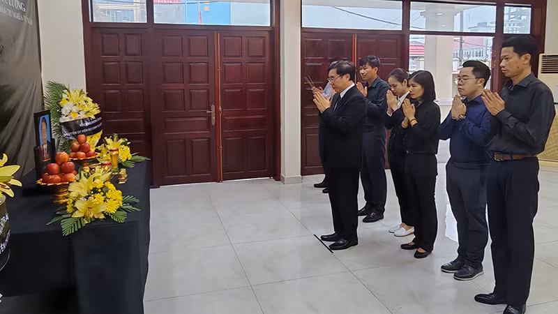 Cán bộ, nhân viên Tổng Lãnh sự quán Việt Nam tại Sihanoukville dâng hương viếng nguyên Chủ tịch nước Trần Đức Lương.
