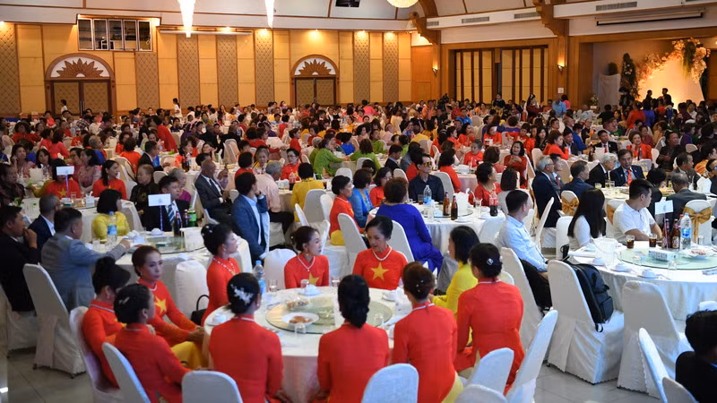 Gần 1.000 kiều bào tại Thái Lan đã đến Nong Khai để tham dự lễ ra mắt Ban Phụ nữ kiều bào toàn Thái. (Ảnh: XUÂN SƠN)