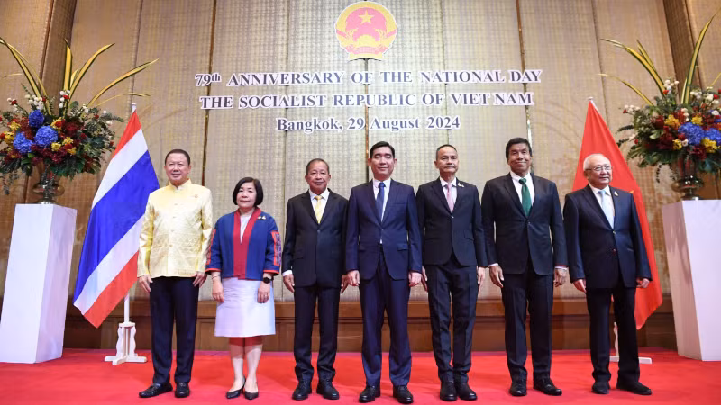 Các đại biểu dự lễ kỷ niệm chụp ảnh lưu niệm. (Ảnh: ĐINH TRƯỜNG)