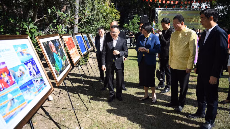 Các đại biểu cùng nhau tham quan triển lãm nằm trong khuôn viên của Đại sứ quán Việt Nam tại Bangkok, Thái Lan.