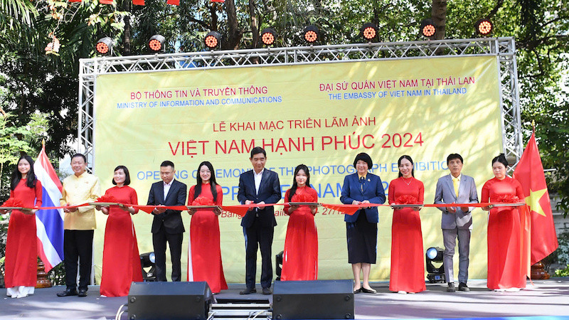 Lễ cắt băng khai mạc Triển lãm ảnh “Việt Nam hạnh phúc - Happy Vietnam” năm 2024 tại thủ đô Bangkok, Thái Lan. 