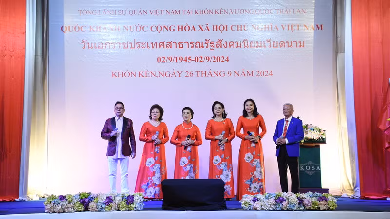 Kiều bào Thái Lan xúc động hát về Đảng, Bác Hồ và quê hương Việt Nam. (Ảnh: ĐINH TRƯỜNG)