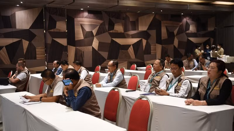 Các quan sát viên quốc tế tại cuộc bầu cử. (Ảnh: XUÂN SƠN)