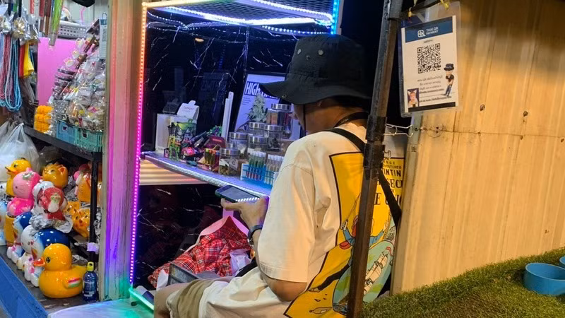 Một điểm bán thuốc lá điện tử và phụ kiện tại Thái Lan. (Ảnh: XUÂN SƠN)