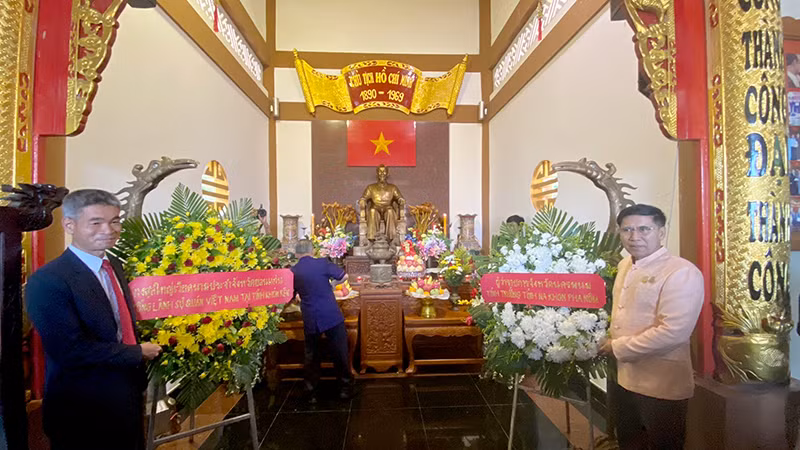 Tổng Lãnh sự quán Việt Nam tại Khon Kaen và lãnh đạo tỉnh Nakhon Phanom dâng hoa tưởng nhớ Chủ tịch Hồ Chí Minh.