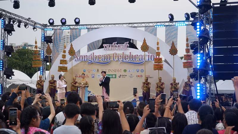 Biểu diễn nghệ thuật tại sân khấu phía bên ngoài trung tâm thương mại IconSiam ở thủ đô Bangkok của Thái Lan. (Ảnh: ĐINH TRƯỜNG)