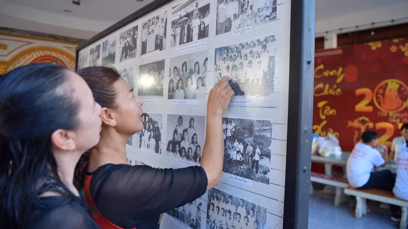 Kiều bào cùng nhau ôn lại kỷ niệm về những ngày đầu học tiếng Việt.