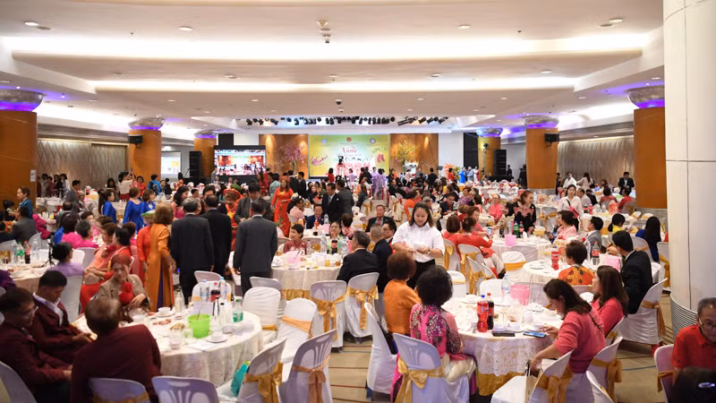 Hơn 1.000 kiều bào cùng các đại biểu đến dự chương trình.