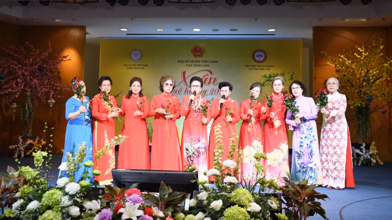 Kiều bào cùng nhau hát về quê hương Việt Nam.