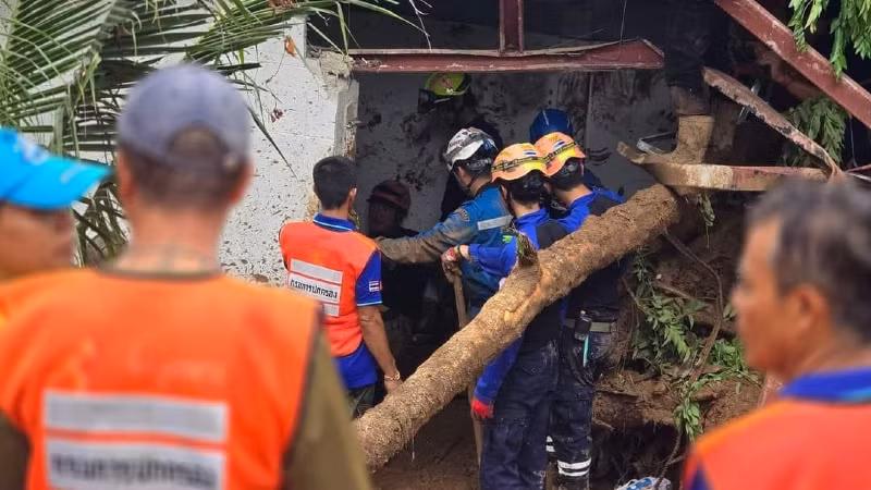 Lực lượng cứu hộ triển khai công tác tìm kiếm, cứu nạn tại các khu vực hứng chịu trận lở đất tại Phuket. (Ảnh: Trung tâm Thông tin Phuket)