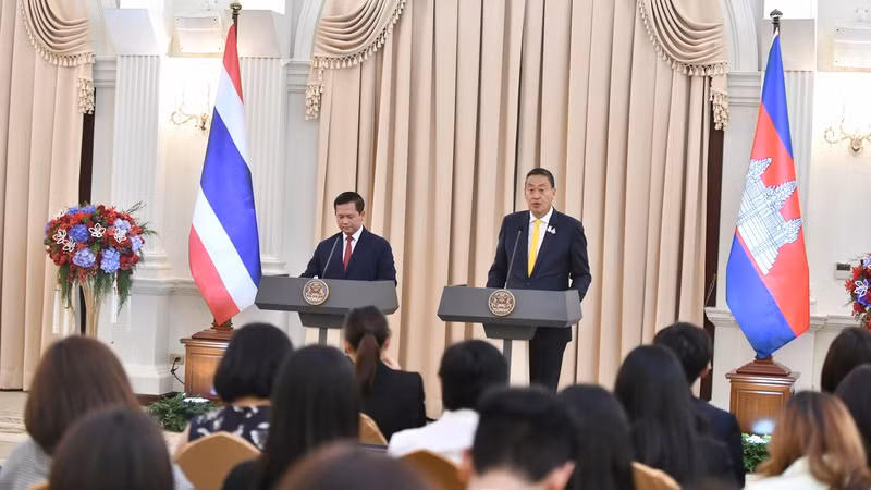 Thủ tướng Thái Lan Srettha Thavisin (phải) và Thủ tướng Campuchia Hun Manet chủ trì họp báo. (Ảnh: Văn phòng Thủ tướng Thái Lan)