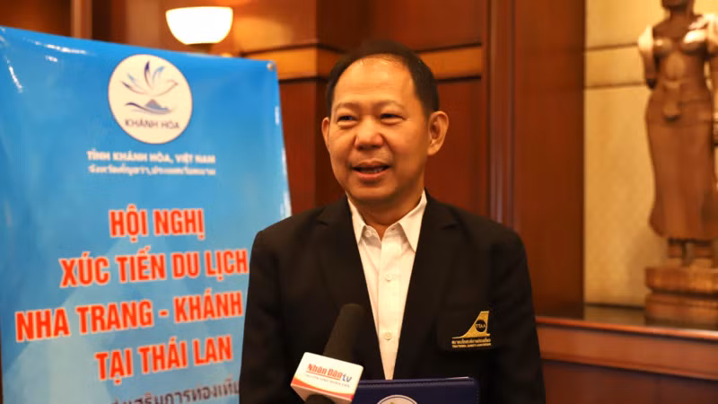 Phó Chủ tịch Hiệp hội Dịch vụ du lịch Thái Lan Sitthichai Udomkitthanakul trả lời phỏng vấn của phóng viên Báo Nhân Dân thường trú tại Thái Lan. (Ảnh: ĐINH TRƯỜNG)