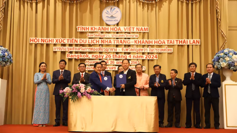Hiệp hội Du lịch Nha Trang ký kết Biên bản hợp tác phát triển du lịch với các Hiệp hội Du lịch Thái Lan. (Ảnh: ĐINH TRƯỜNG)