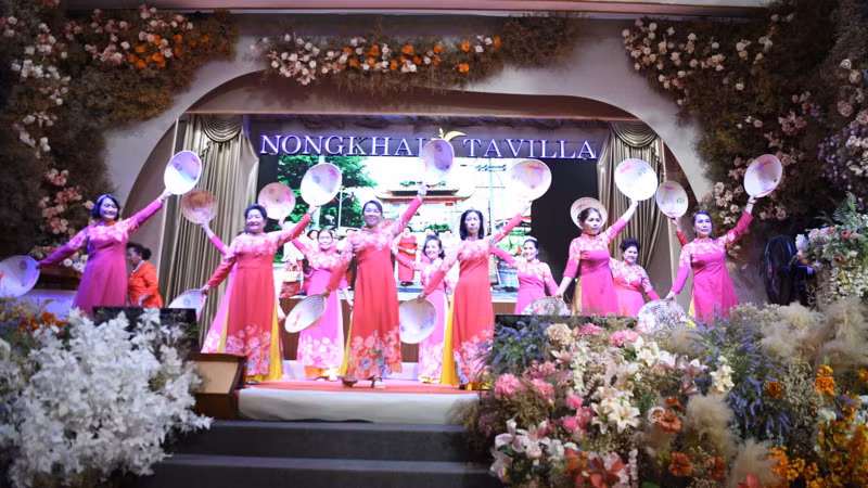 Tiết mục biểu diễn văn nghệ về quê hương Việt Nam do phụ nữ kiều bào tại Thái Lan thể hiện. (Ảnh: XUÂN SƠN)