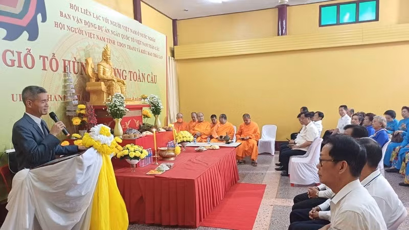 Tổng Lãnh sự Chu Đức Dũng bày tỏ sự trân trọng tinh thần đoàn kết, truyền thống giữ gìn văn hóa dân tộc của kiều bào tại Thái Lan. (Ảnh: CTV)