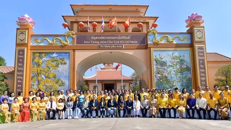 Thủ tướng Thái Lan Srettha Thavisin chụp ảnh lưu niệm cùng các kiều bào. (Ảnh: CTV)