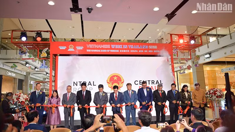 Lễ cắt băng khai mạc Tuần hàng Việt Nam tại Thái Lan năm 2023. (Ảnh: Đinh Trường)