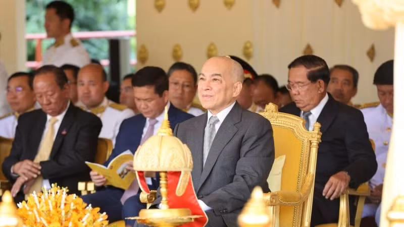 Quốc vương Norodom Sihamoni chủ trì buổi lễ. (Ảnh: Bộ Thông tin Campuchia) Quốc vương Norodom Sihamoni chủ trì buổi lễ. (Ảnh: Bộ Thông tin Campuchia)