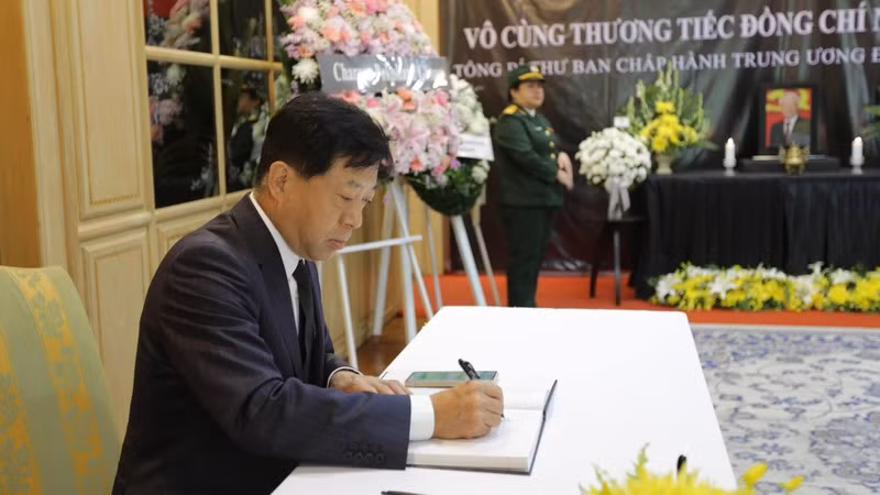 Đại sứ Trung Quốc tại Thái Lan Hàn Chí Cường ghi sổ tang. (Ảnh: XUÂN SƠN)
