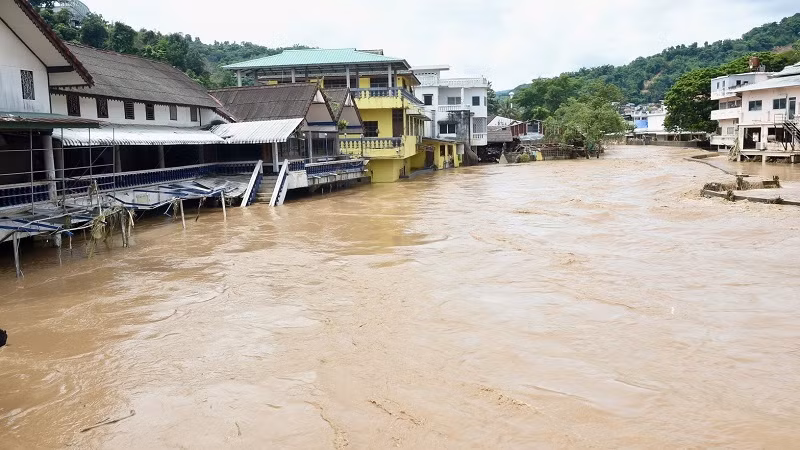 Nước lũ dâng cao gây ngập lụt diện rộng tại tỉnh Chiang Rai. (Ảnh: Văn phòng Chính phủ Thái Lan)