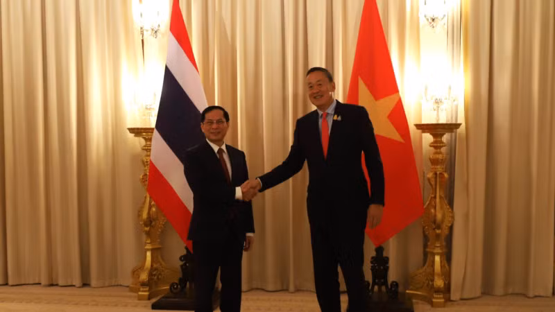 Bộ trưởng Ngoại giao Bùi Thanh Sơn đến chào Thủ tướng Srettha Thavisin trong khuôn khổ chuyến thăm chính thức Vương quốc Thái Lan và đồng chủ trì Kỳ họp lần thứ 5 Ủy ban hỗn hợp về hợp tác song phương Việt Nam-Thái Lan (JCBC).
