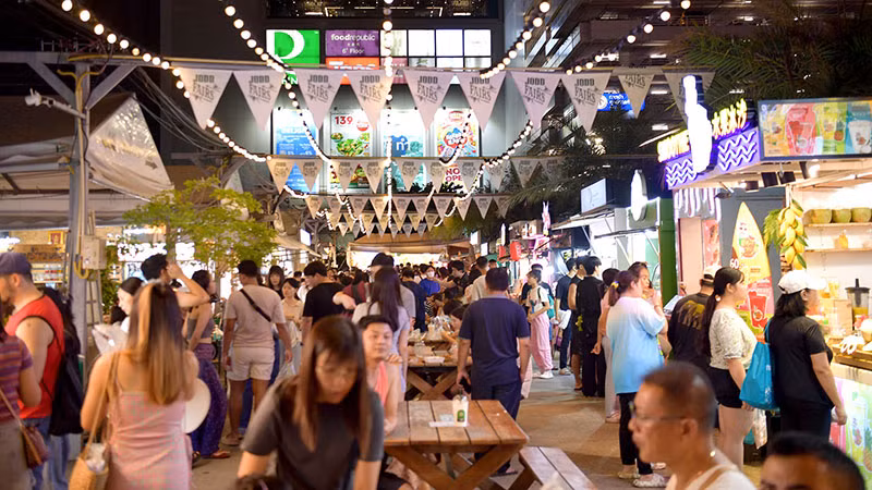 Một khu chợ đêm thu hút rất đông khách du lịch ở Bangkok, Thái Lan. (Ảnh: ĐINH TRƯỜNG)