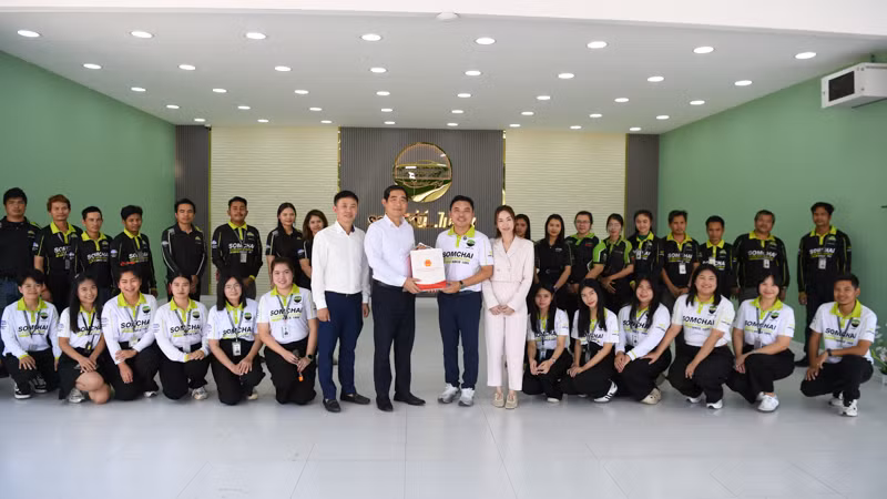 Đoàn công tác Đại sứ quán Việt Nam tại Thái Lan tới thăm một số cơ sở kinh doanh và tặng quà cho kiều bào tại Sa Kaeo.