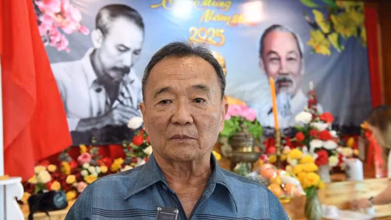 Ông Nguyễn Văn Trí, Chủ tịch Hội Người Việt Nam tỉnh Sa Kaeo trả lời phỏng vấn phóng viên Báo Nhân Dân thường trú tại Thái Lan.