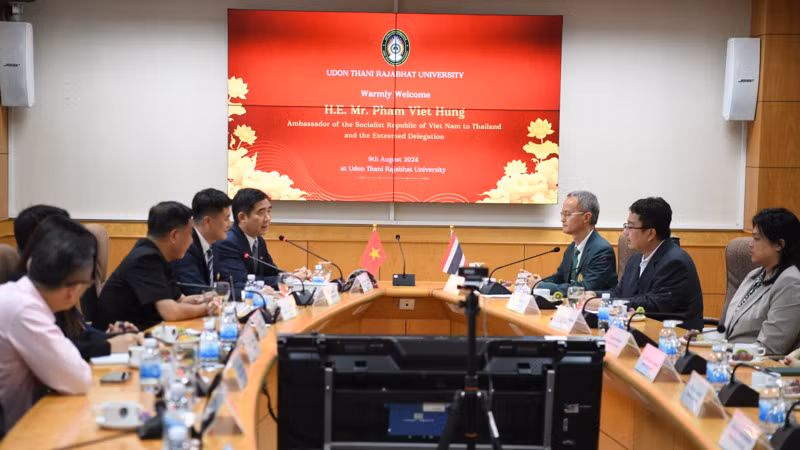 Đại sứ Việt Nam tại Thái Lan Phạm Việt Hùng làm việc với lãnh đạo Đại học Rajabhat Udon Thani. (Ảnh: XUÂN SƠN)