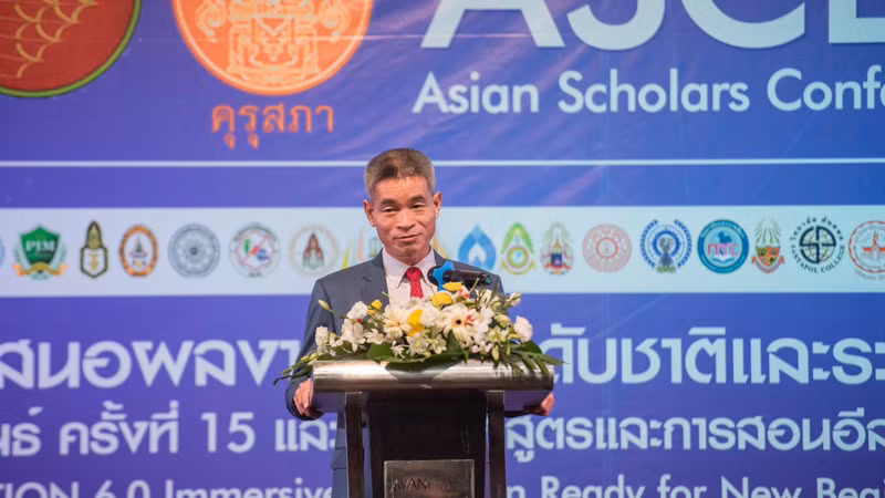 Tổng Lãnh sự Chu Đức Dũng đề nghị thúc đẩy việc đưa nội dung giảng dạy tiếng Việt tại các trường của Thái Lan. (Ảnh: Tổng Lãnh sự quán Việt Nam tại Khon Kaen)