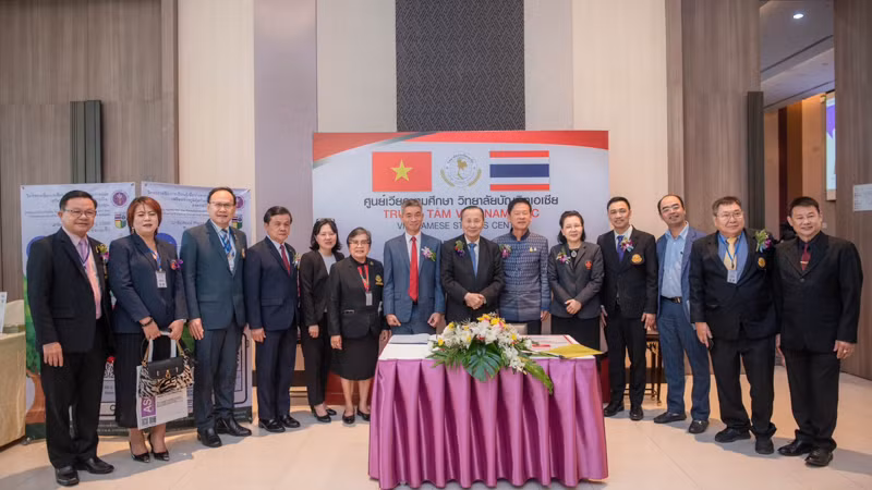 Các đại biểu tham dự lễ khai trương Trung tâm Việt Nam học tại Khon Kaen. (Ảnh: Tổng Lãnh sự quán Việt Nam tại Khon Kaen)