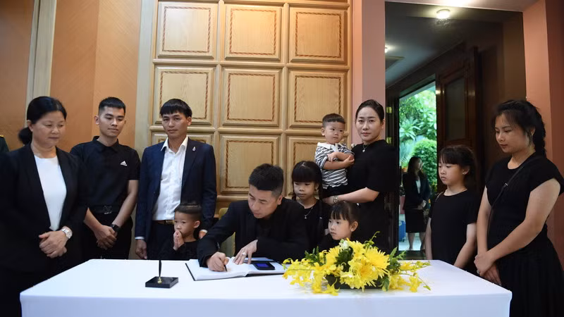 Ông Nguyễn Phi Hà, doanh nhân kiều bào Việt Nam tại Bangkok cùng gia đình viếng Tổng Bí thư Nguyễn Phú Trọng. (Ảnh: ĐINH TRƯỜNG)