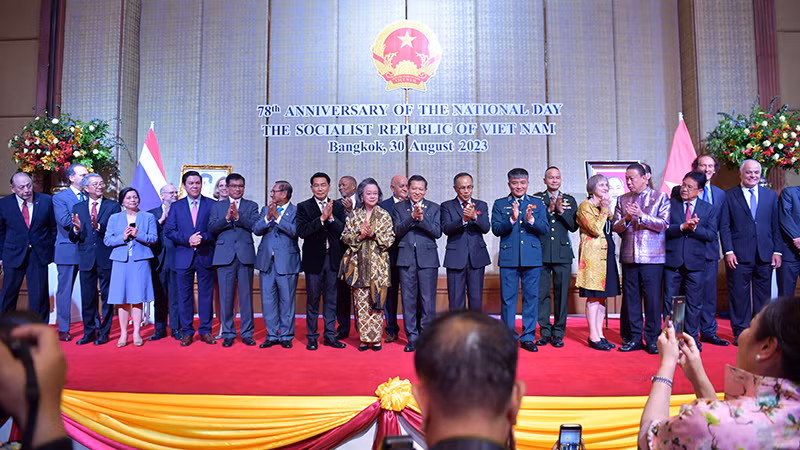 Các đại biểu tham dự buổi lễ chụp ảnh lưu niệm.