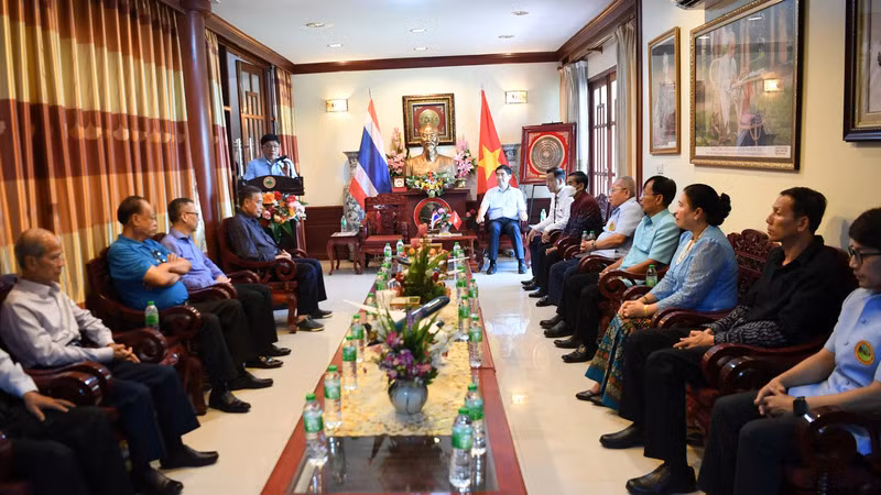 Đoàn công tác Đại sứ quán Việt Nam tại Thái Lan làm việc với Ban quản lý Khu di tích Chủ tịch Hồ Chí Minh tại tỉnh Udon Thani. (Ảnh: XUÂN SƠN)