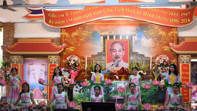 Các cháu thiếu nhi kiều bào tự hào biểu diễn các tiết mục về Bác Hồ. (Ảnh: XUÂN SƠN)