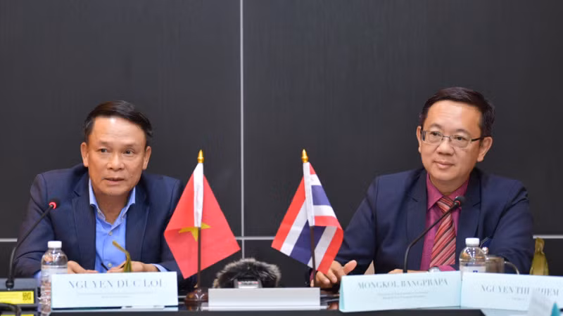 Phó Chủ tịch Thường trực Hội Nhà báo Việt Nam Nguyễn Đức Lợi và Chủ tịch Hội Nhà báo Thái Lan Mongkol Bangprapa chủ trì buổi làm việc. (Ảnh: ĐINH TRƯỜNG)