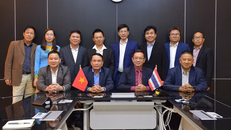 Đoàn công tác Hội Nhà báo Việt Nam chụp ảnh lưu niệm cùng đoàn Hội Nhà báo Thái Lan. (Ảnh: ĐINH TRƯỜNG)