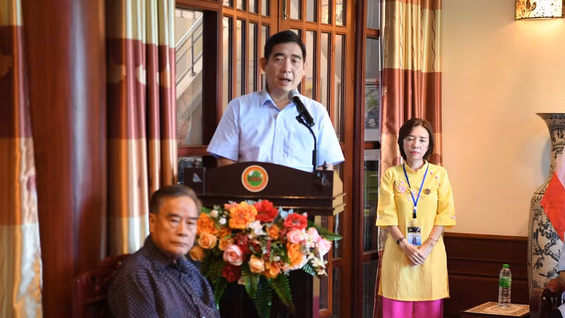 Đại sứ Phạm Việt Hùng đánh giá cao những nỗ lực của Ban quản lý trong việc giữ gìn và bảo quản tốt các hiện vật về Chủ tịch Hồ Chí Minh. (Ảnh: XUÂN SƠN)