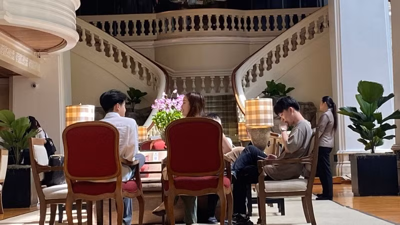 Các hoạt động tại sảnh chính khách sạn đã trở lại như ngày thường lúc cuối buổi chiều ngày 17/7. (Ảnh: XUÂN SƠN)