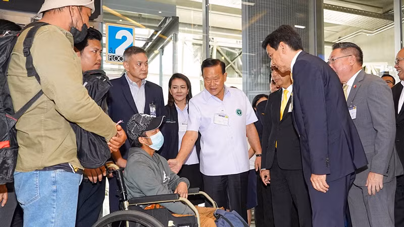 Giới chức Thái Lan thăm hỏi một công dân bị thương trở về từ Israel. (Ảnh: Khaosod)