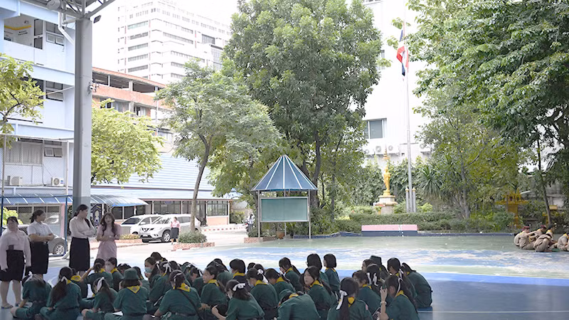 Cờ rủ được treo tại các công sở, trường học của Thái Lan ngày 1/8. (Ảnh: XUÂN SƠN)