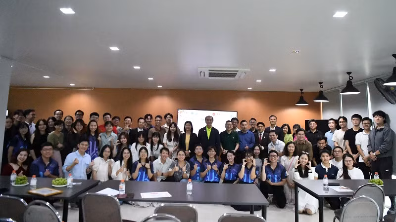 Các đại biểu chụp ảnh lưu niệm tại sự kiện. (Ảnh: XUÂN SƠN)