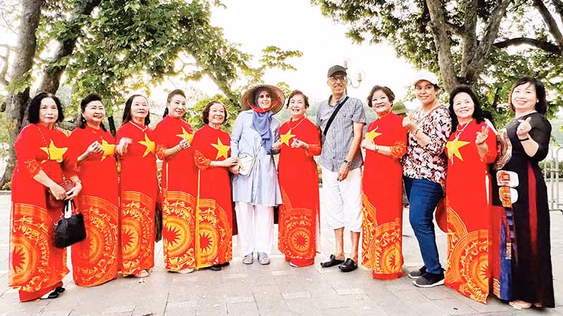 Người dân và khách du lịch nước ngoài tại hồ Hoàn Kiếm dịp kỷ niệm 70 năm Ngày giải phóng Thủ đô.