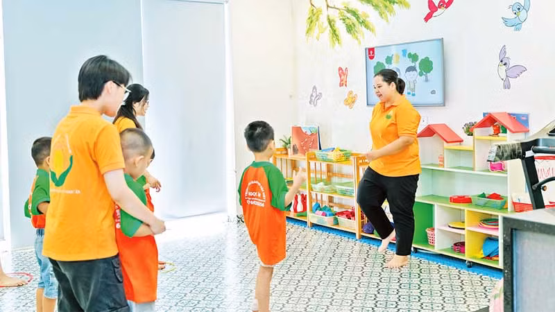 Một buổi học can thiệp sớm theo nhóm của Trung tâm Nghiên cứu và ứng dụng tâm lý-giáo dục Ngọc Ân. (Ảnh nhân vật cung cấp)