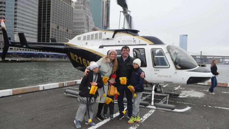 Gia đình ông Agustin Escobar bên ngoài máy bay vài phút trước vụ tai nạn. (Nguồn: New York Helicopter Tours LLC.)