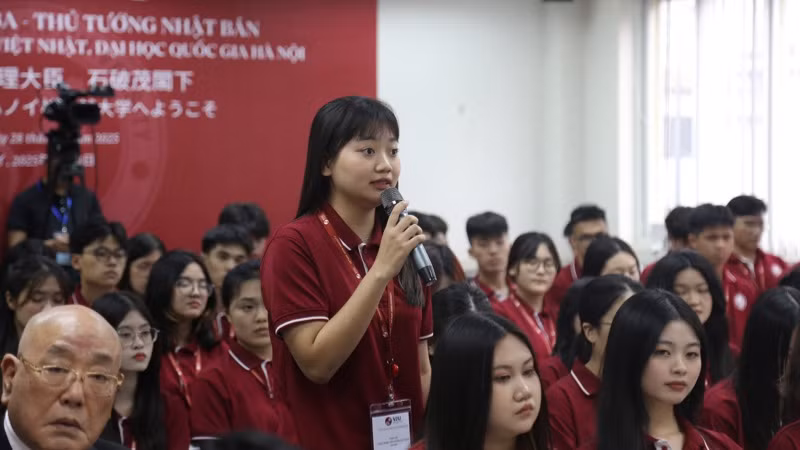 Các sinh viên Trường Đại học Việt-Nhật trong buổi giao lưu cùng Thủ tướng Shigeru Ishiba.